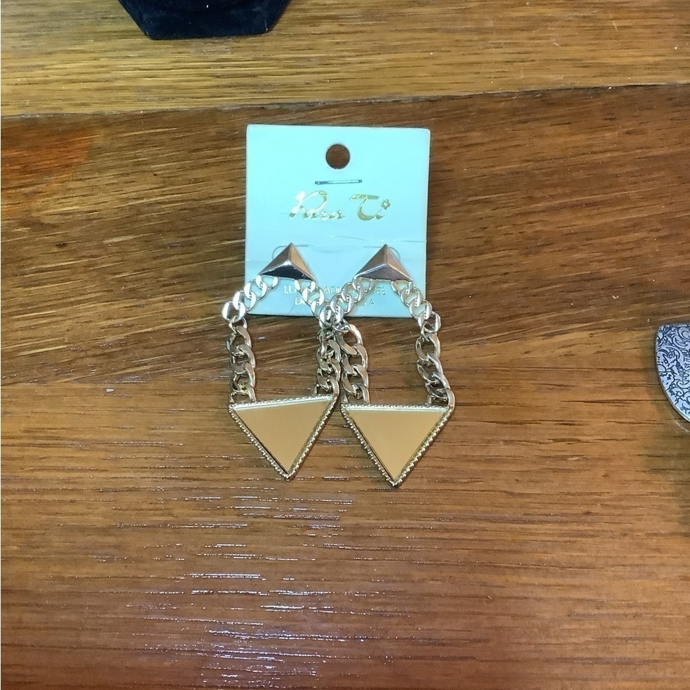 NWT Gold Tone‎ Vintage style Dangle Earrings